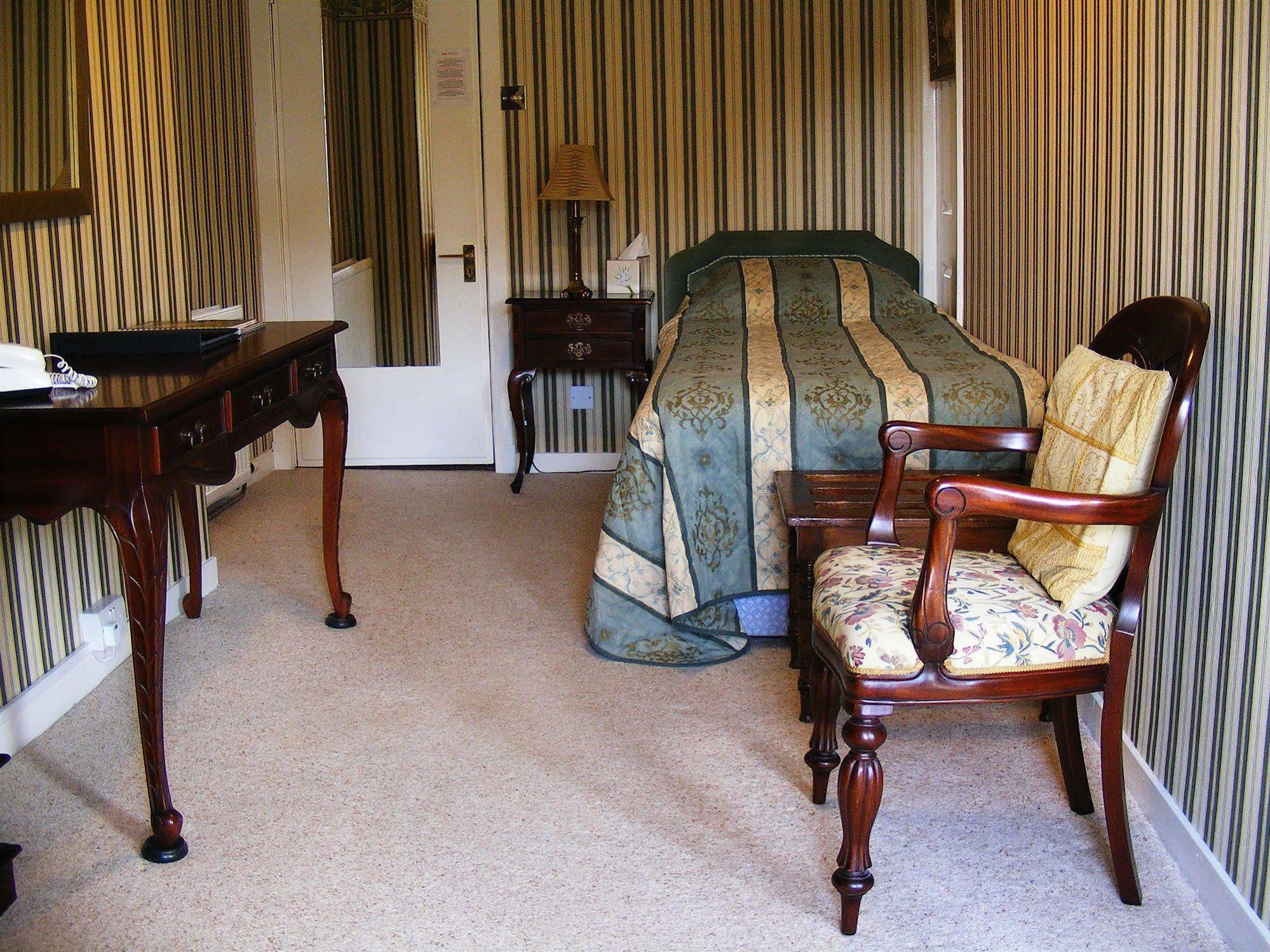 Stage House 3*